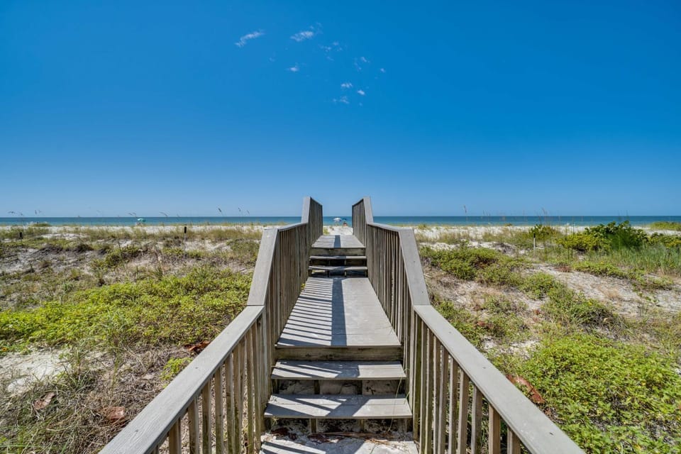 Luxury Condo near White Sandy Beaches - 2 Min Walk House in Bradenton Beach