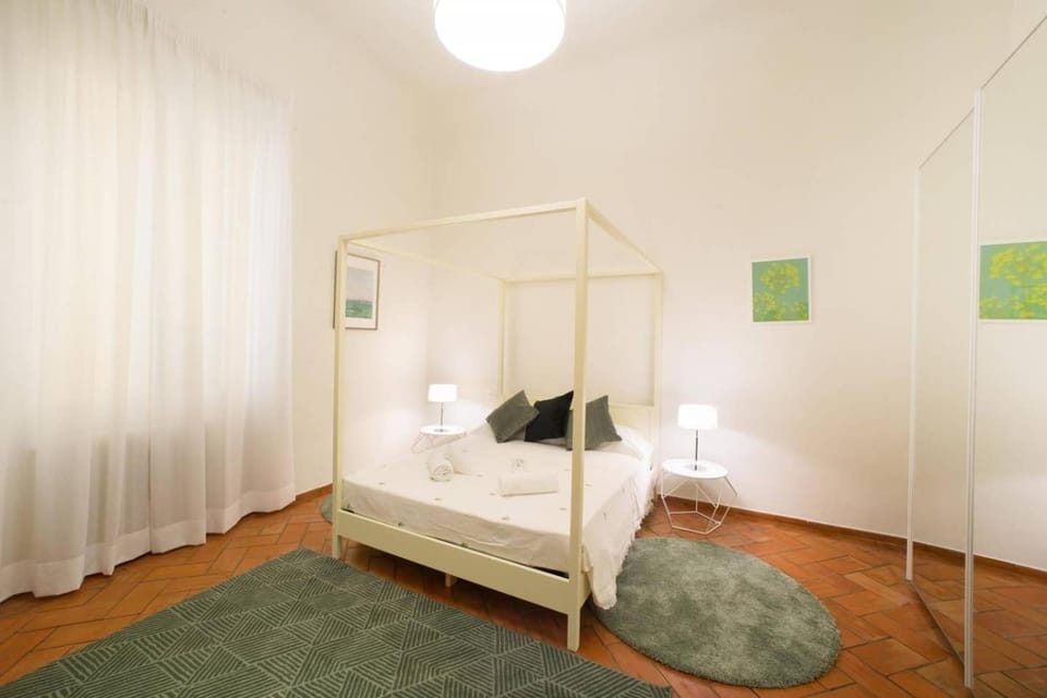 Bed, towels