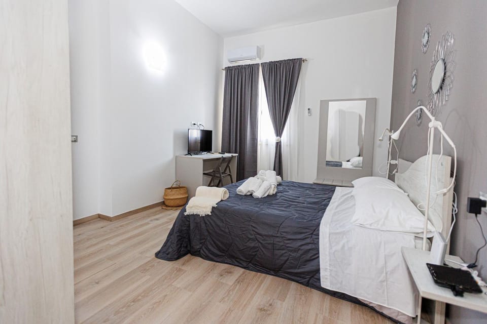Bed, TV and multimedia, Photo of the whole room, Bedroom, towels