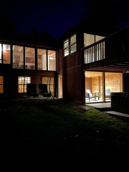 Hocking Hills Cottage with beautiful pond House in Ohio