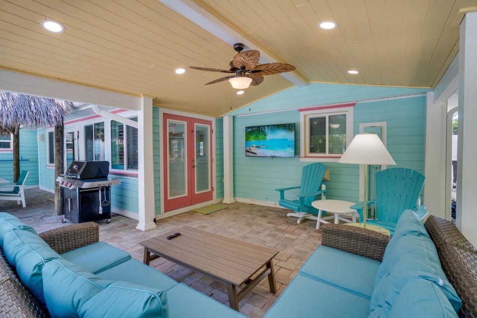 3 min walk to the beach with large private pool House in Holmes Beach