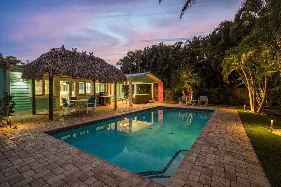 3 min walk to the beach with large private pool House in Holmes Beach