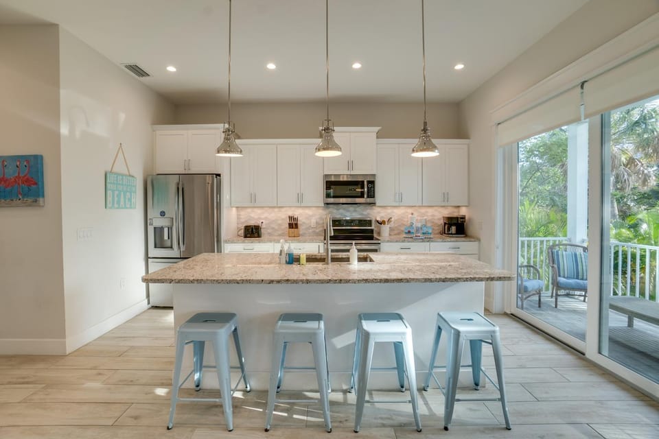 4 bed and 3 and half bath private heated pool spa and rooftop deck 5 minutes from the beach House in Anna Maria Island
