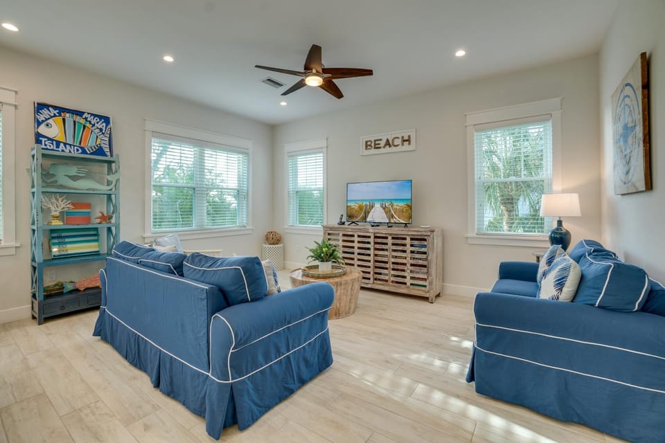 4 bed and 3 and half bath private heated pool spa and rooftop deck 5 minutes from the beach House in Anna Maria Island