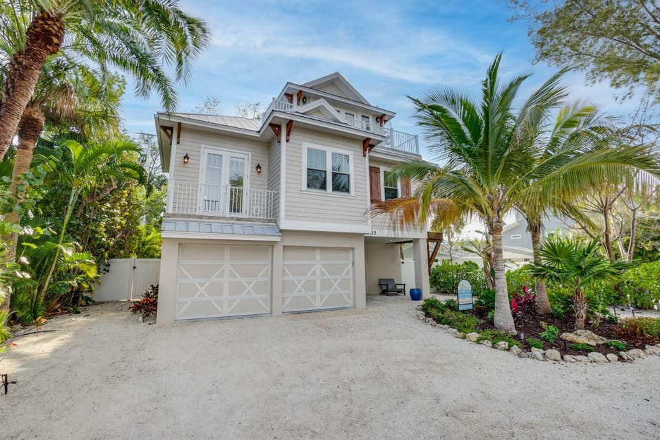 4 bed and 3 and half bath private heated pool spa and rooftop deck 5 minutes from the beach House in Anna Maria Island