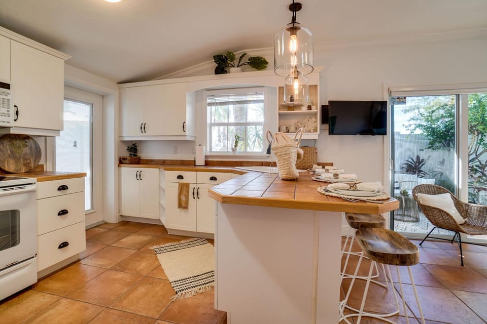 Cozzi Cottage located only steps to the white sandy beaches complete with rooftop terrace House in Holmes Beach