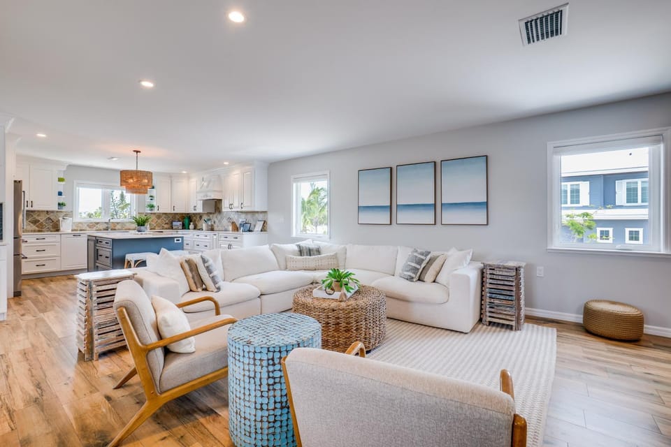 Infinity Pool & Spa, Putting Green & Golf Cart included will make your Dream Vacation House in Holmes Beach