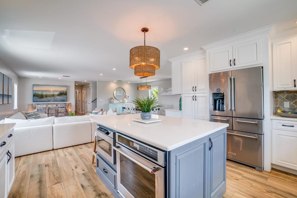 Infinity Pool & Spa, Putting Green & Golf Cart included will make your Dream Vacation House in Holmes Beach