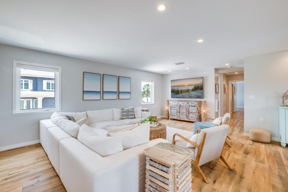 Infinity Pool & Spa, Putting Green & Golf Cart included will make your Dream Vacation House in Holmes Beach