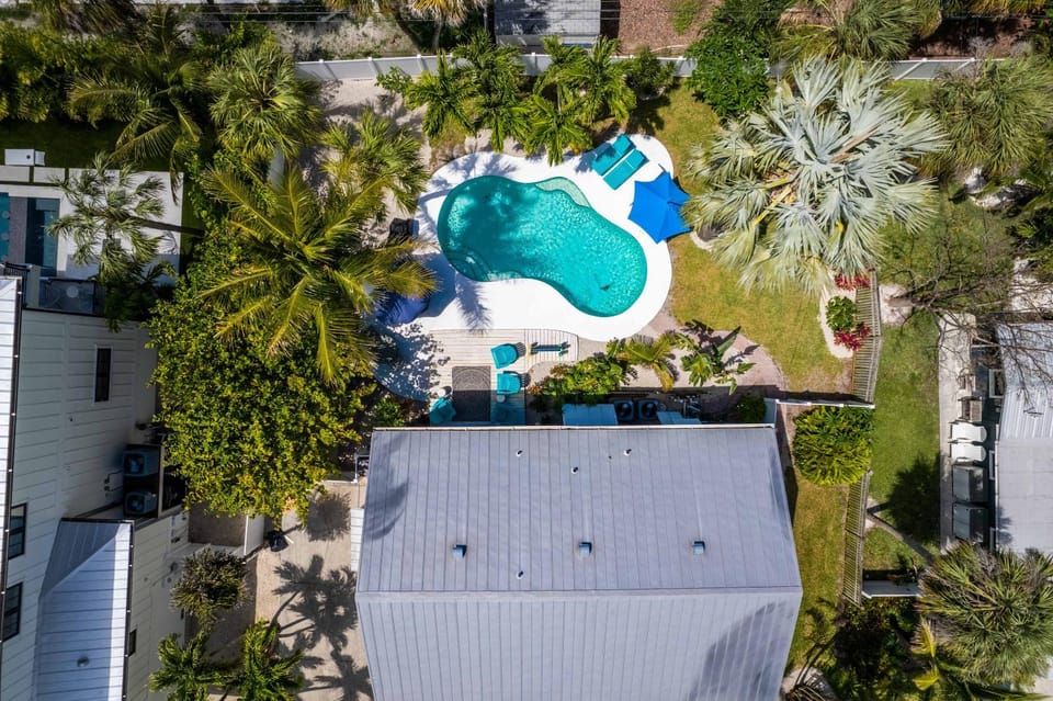 Large Heated Pool with Entertainment Room for the Family House in Holmes Beach