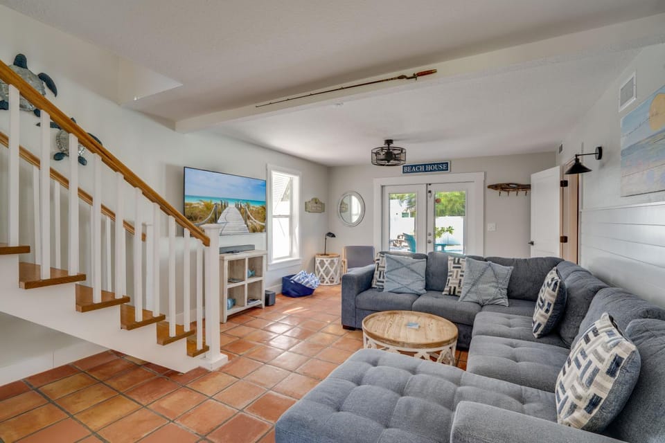 Large Heated Pool with Entertainment Room for the Family House in Holmes Beach