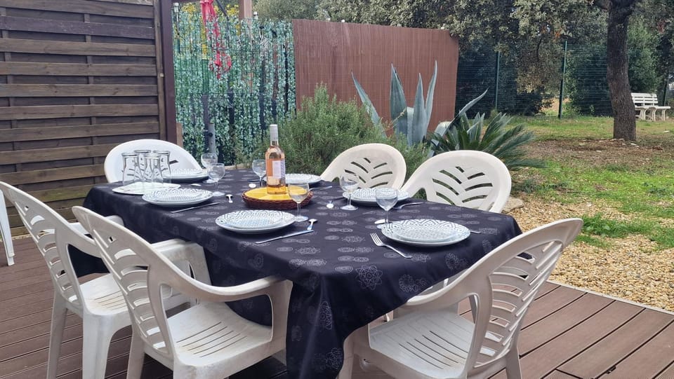 Patio, Dining area, Garden view