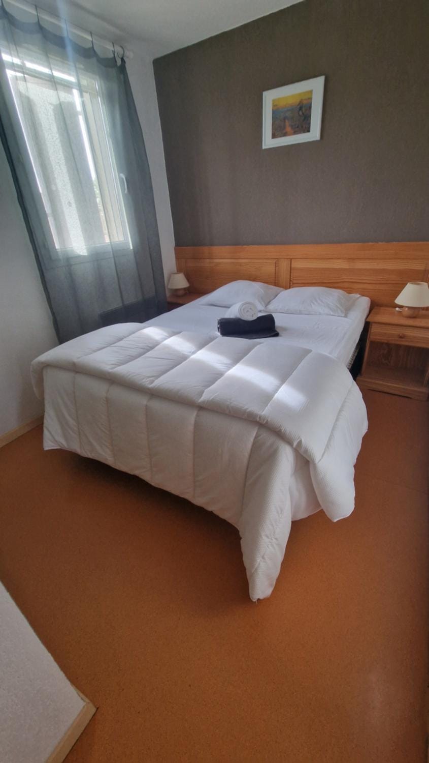 Bed, Photo of the whole room, Bedroom, towels