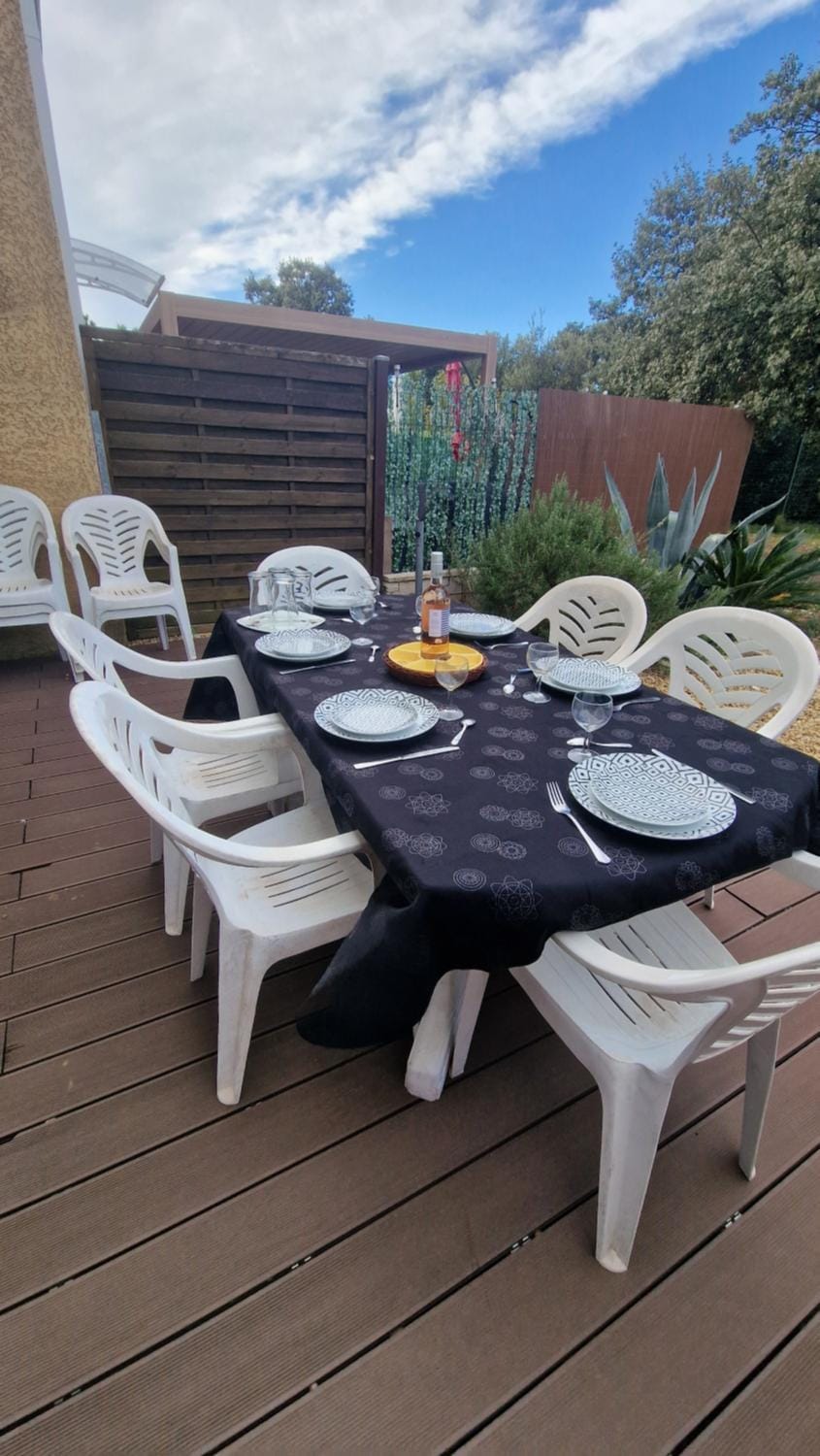 Patio, Day, Dining area
