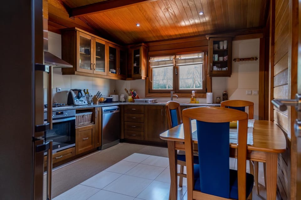 Kitchen or kitchenette, Dining area, dishwasher, minibar, oven, pet friendly, toaster