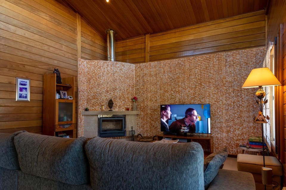Communal lounge/ TV room, TV and multimedia, Living room, Seating area, Evening entertainment
