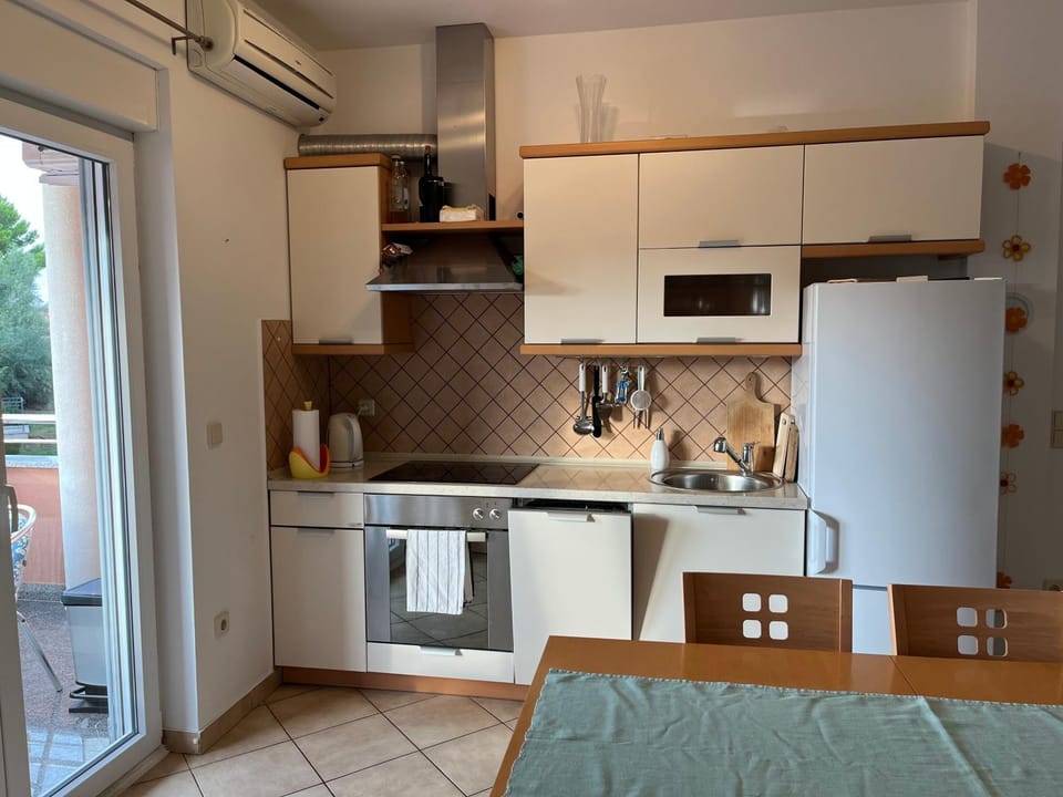 Kitchen or kitchenette, Dining area, dishwasher, stove