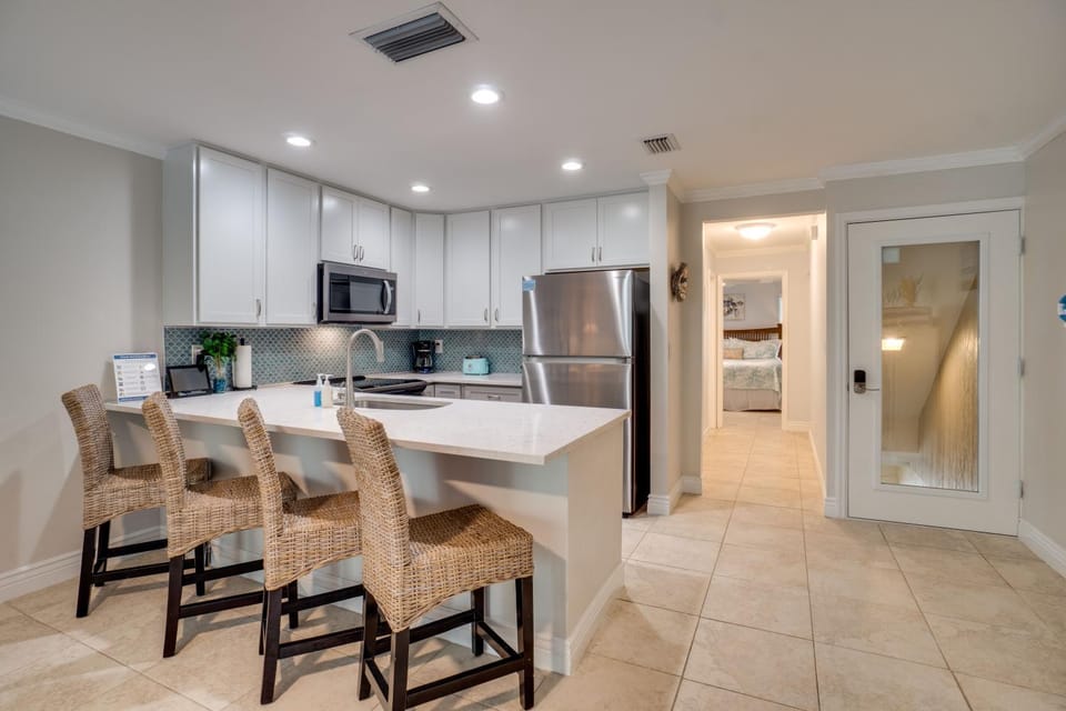 Cozy Condo less than 3 min walk to White Sandy Beaches House in Holmes Beach