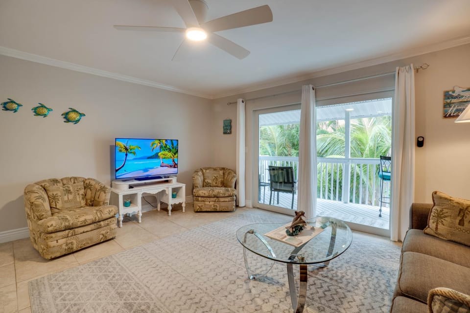 Cozy Condo less than 3 min walk to White Sandy Beaches House in Holmes Beach