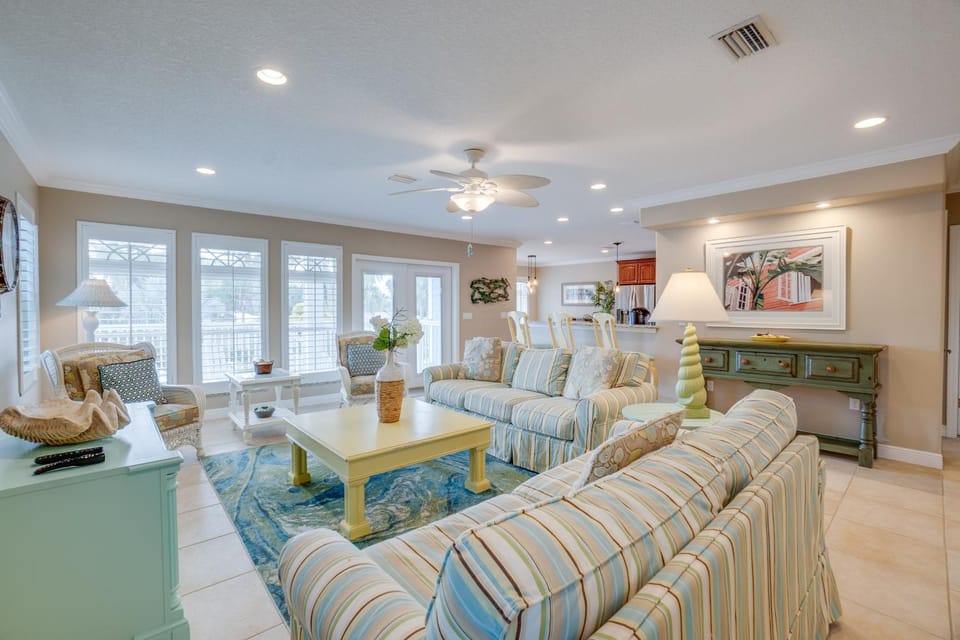 Kai Blue 4 bed and 2 and half bath elevator & private pool House in Holmes Beach