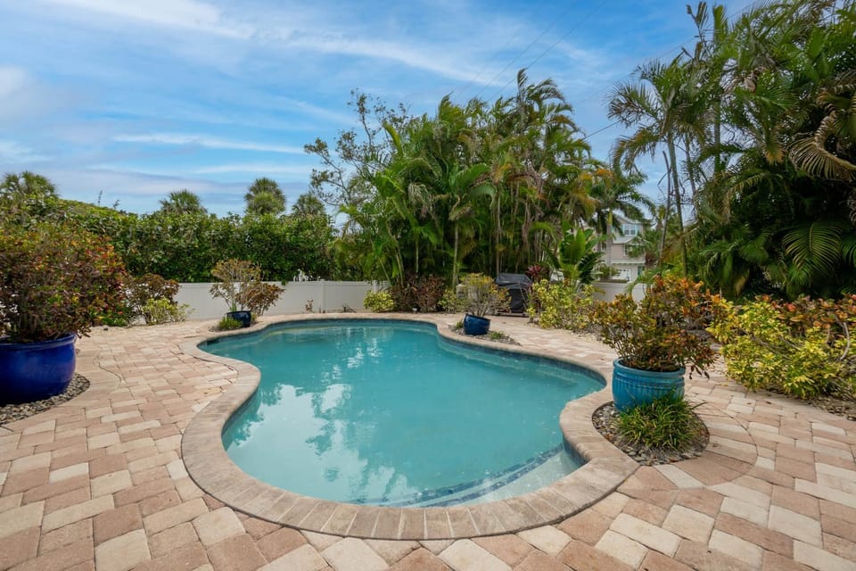 Kai Blue 4 bed and 2 and half bath elevator & private pool House in Holmes Beach