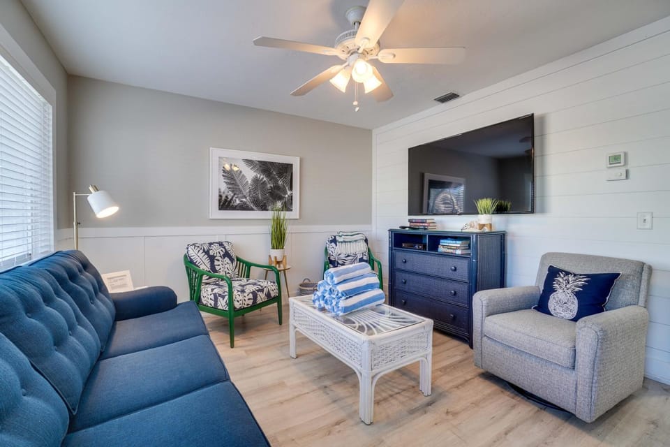 Seagrass Flats 1 located less than 75 steps to the White Sandy Beaches House in Bradenton Beach