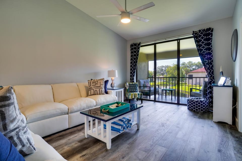 Luxury 2 bed and 2bath Lakefront Condo Near IMG and Anna Maria Island House in Bradenton