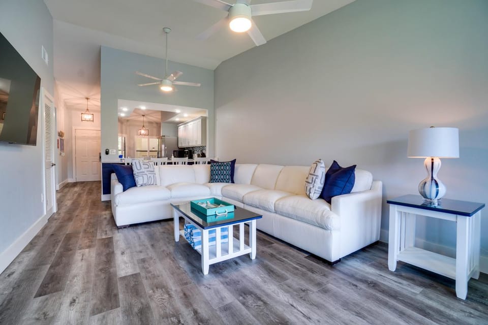 Luxury 2 bed and 2bath Lakefront Condo Near IMG and Anna Maria Island House in Bradenton