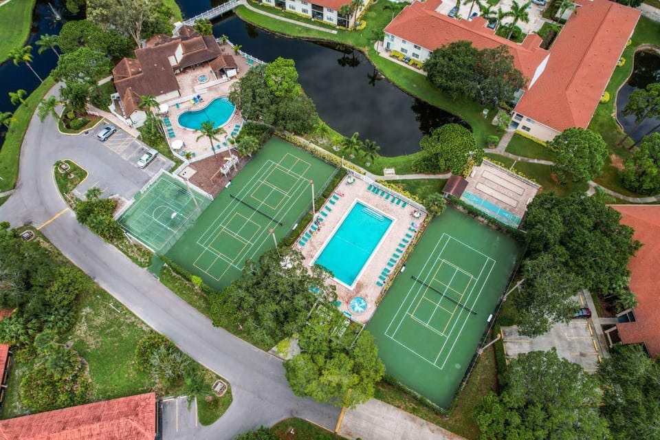 Luxury 2 bed and 2bath Lakefront Condo Near IMG and Anna Maria Island House in Bradenton