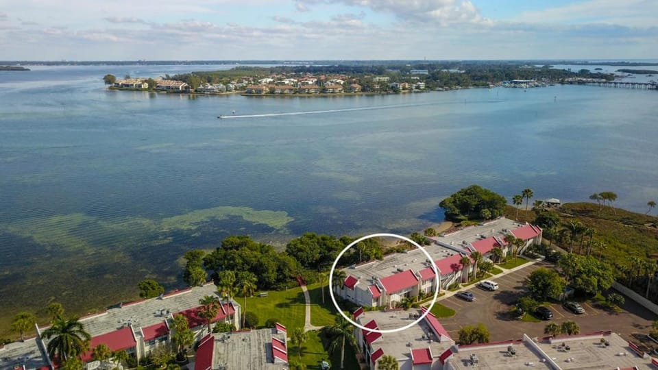 Run to the sun with amazing bay views House in Bradenton Beach