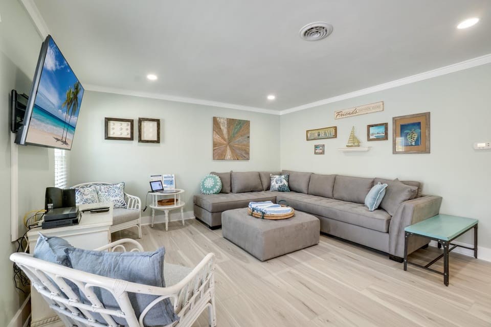 Relax Just Steps to the Soft White Sandy Beach, Heated Pool House in Holmes Beach