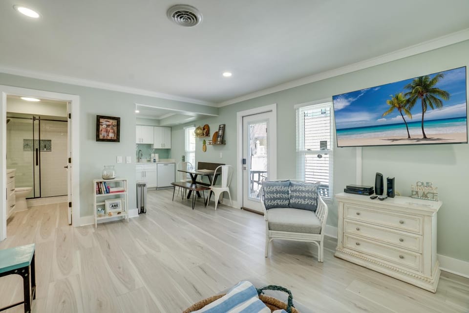 Relax Just Steps to the Soft White Sandy Beach, Heated Pool House in Holmes Beach