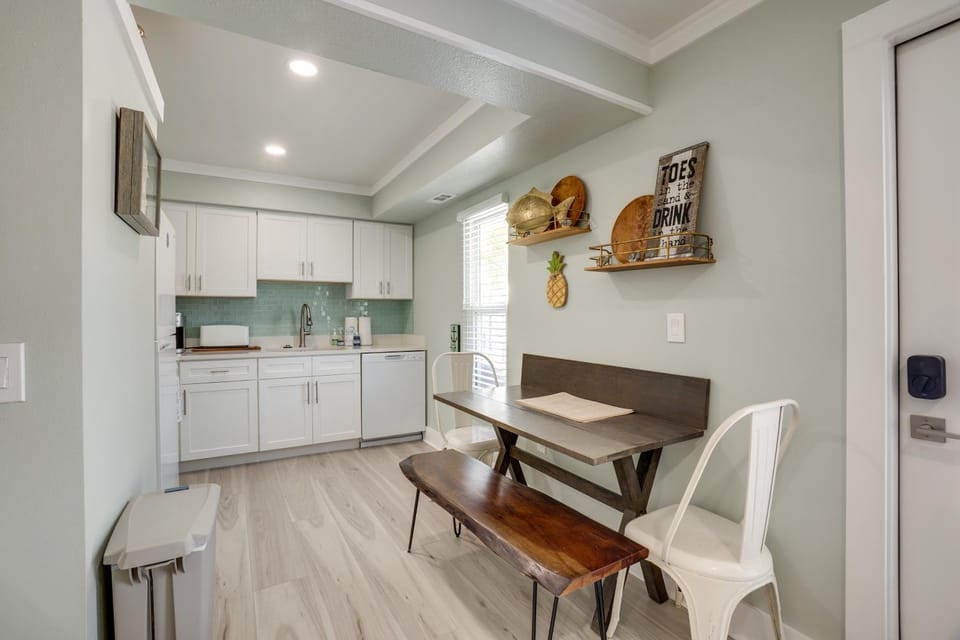 Relax Just Steps to the Soft White Sandy Beach, Heated Pool House in Holmes Beach