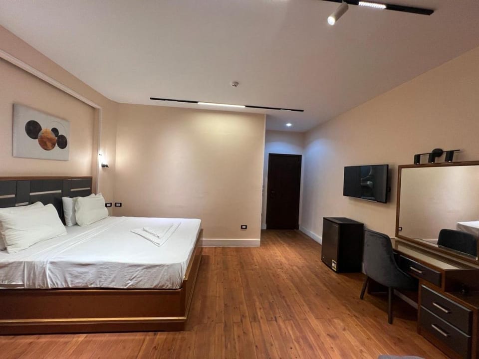 Bed, TV and multimedia, Photo of the whole room, Bedroom