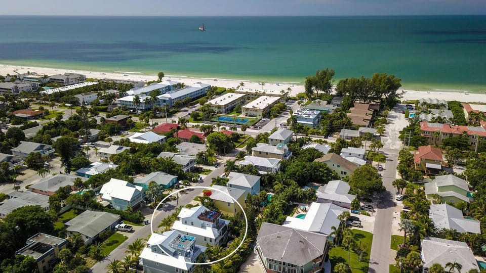 Golf Cart included, private home and only steps to the beach House in Holmes Beach