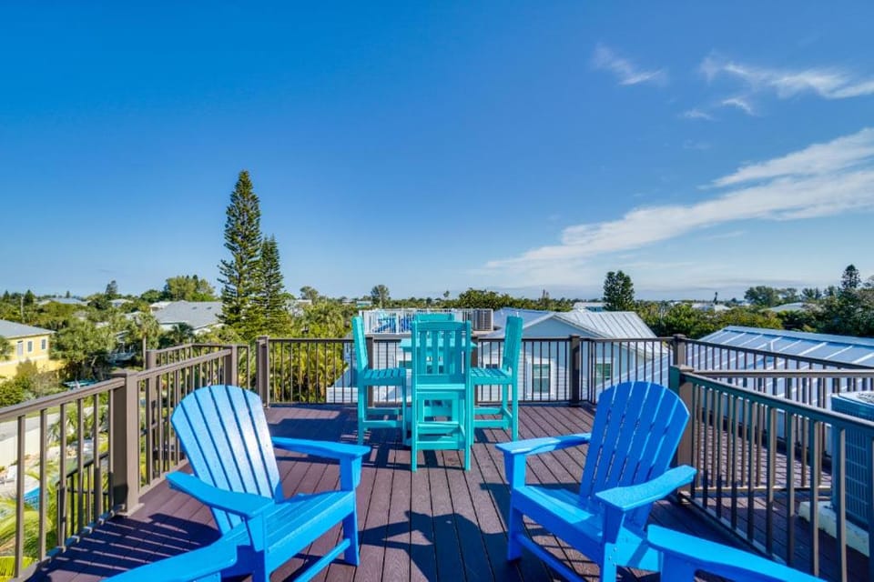 Golf Cart included, private home and only steps to the beach House in Holmes Beach