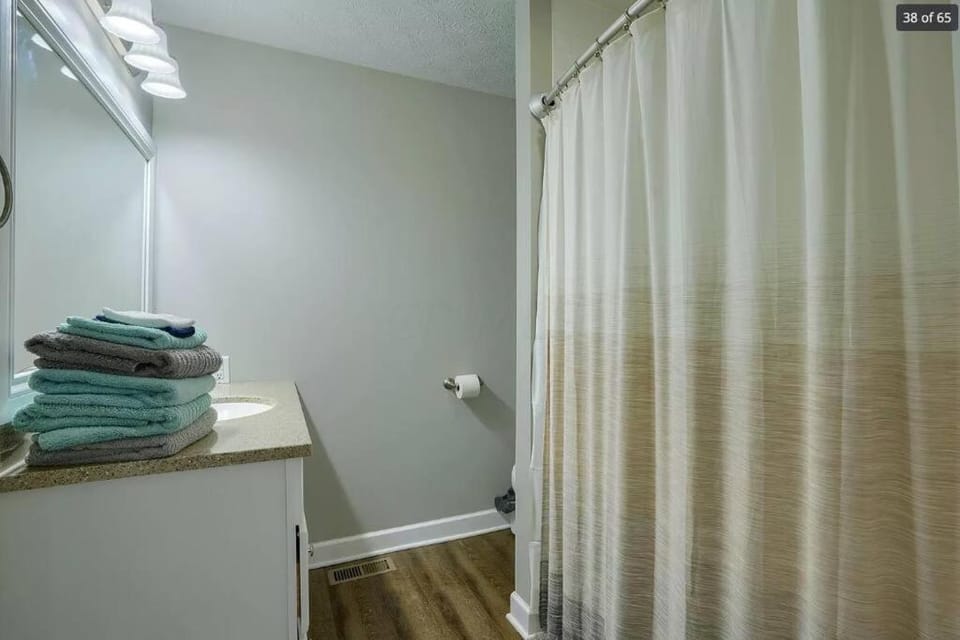 Hocking Hills Cedar Ranch Cabin w/relaxing Hot Tub Cabin in Ohio