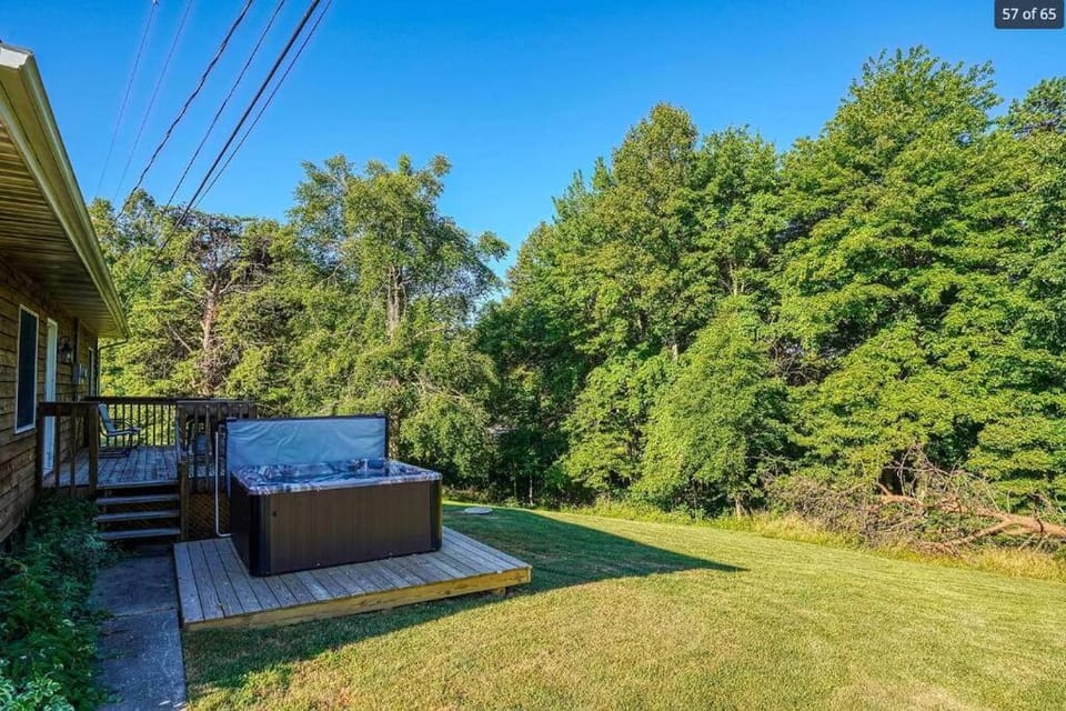 Hocking Hills Cedar Ranch Cabin w/relaxing Hot Tub Cabin in Ohio