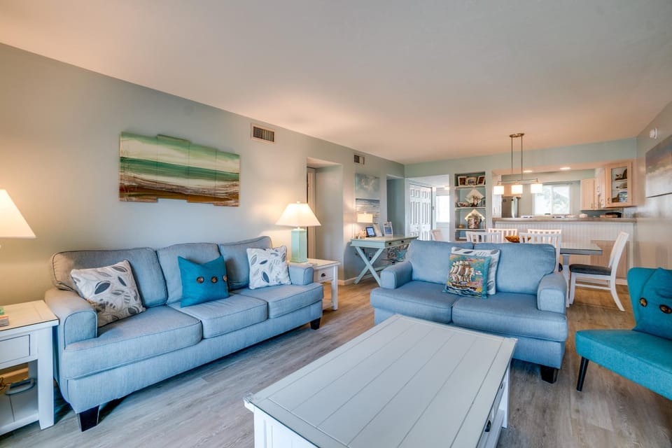 Ground Floor Condo just 2 min walk from White Sandy Beaches House in Bradenton Beach
