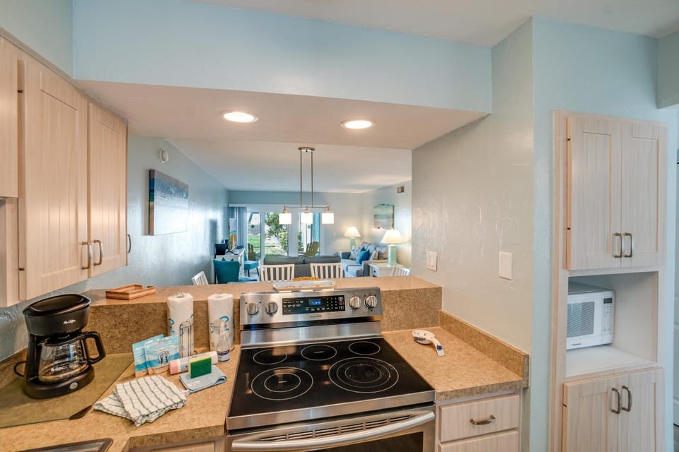 Ground Floor Condo just 2 min walk from White Sandy Beaches House in Bradenton Beach