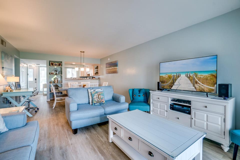 Ground Floor Condo just 2 min walk from White Sandy Beaches House in Bradenton Beach