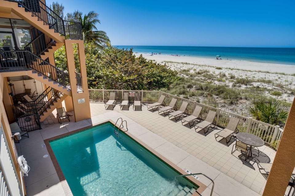 The View, offers panoramic gulf and beach and sunset views House in Bradenton Beach