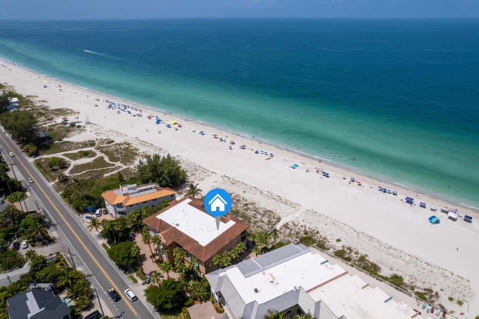 The View, offers panoramic gulf and beach and sunset views House in Bradenton Beach