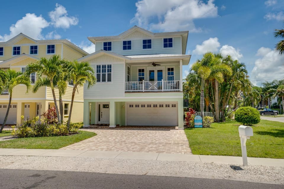 By the Beach with Heated Pool! House in Holmes Beach