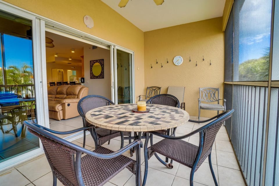 Large Condo just steps from Beach or Bay Views House in Bradenton Beach