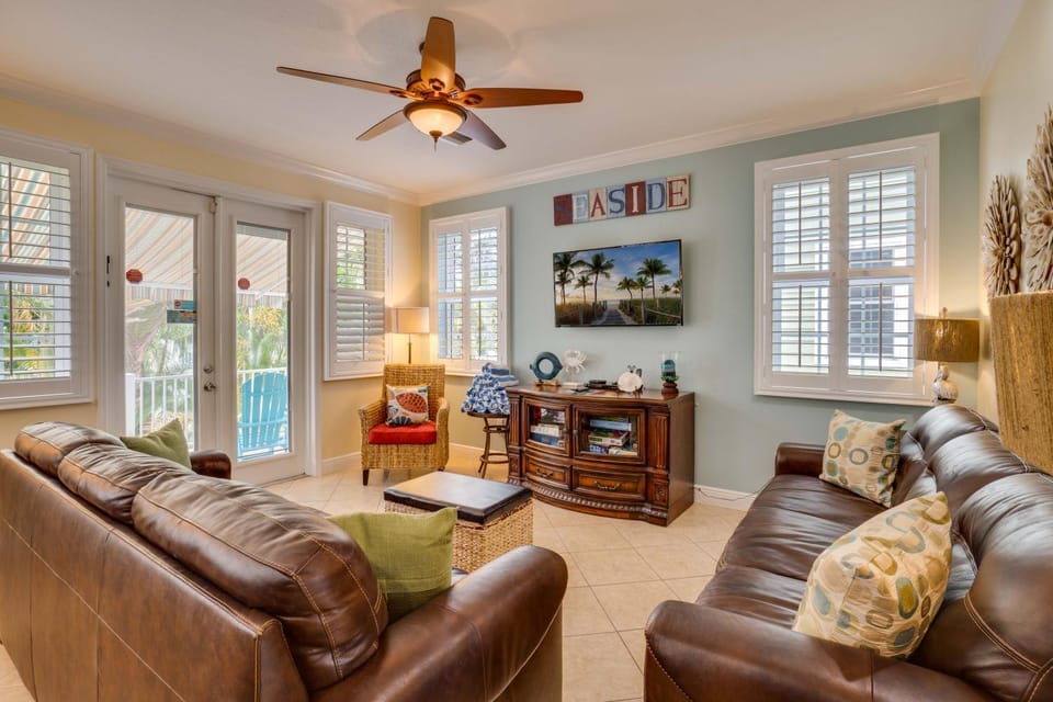 4 Bedrooms with private lagoon-style pool, & tiki bar House in Holmes Beach