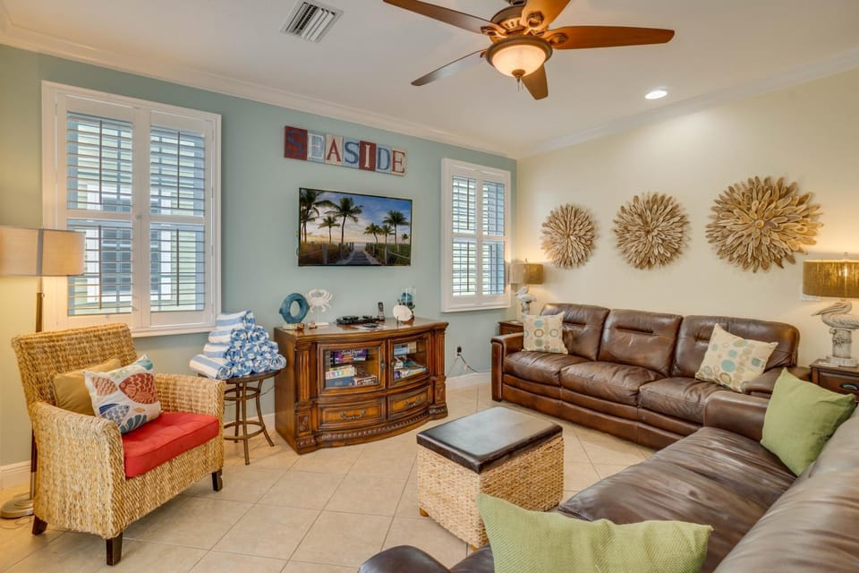 4 Bedrooms with private lagoon-style pool, & tiki bar House in Holmes Beach