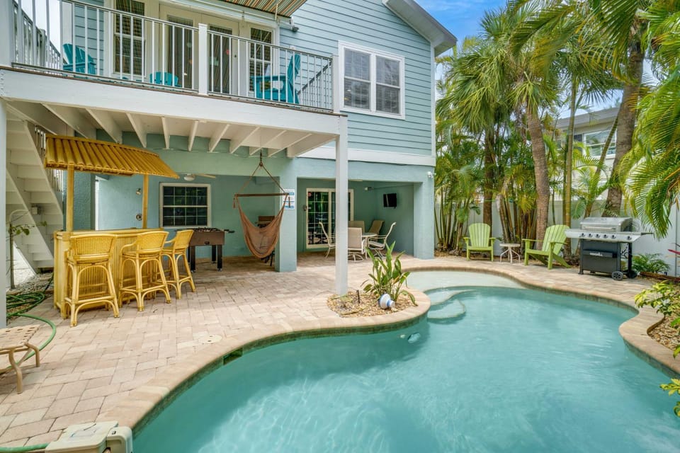 4 Bedrooms with private lagoon-style pool, & tiki bar House in Holmes Beach
