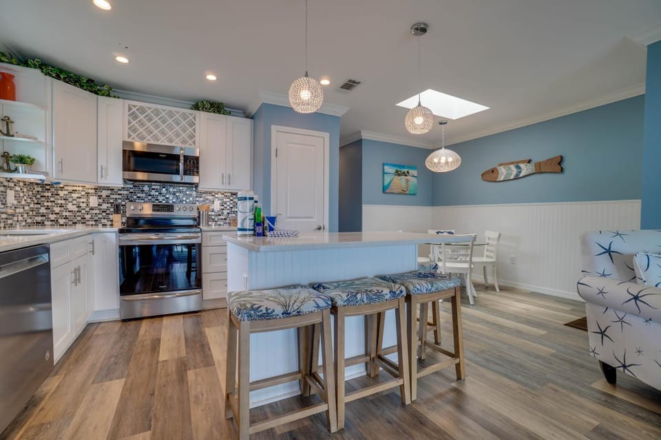 Perfect Beach Getaway with Bay Views & Boat Dock & Trailer Parking House in Bradenton Beach