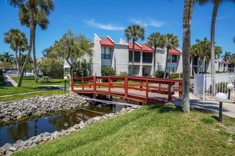 Runaway Bay 201 - New Vacation Rental Fully Refurbished 2018 House in Bradenton Beach